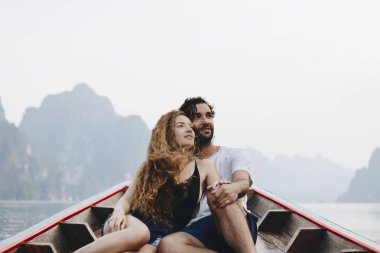 Sessiz bir gölde tekne çift