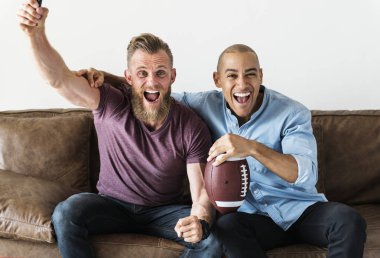 Birlikte spor izlerken kanepede oturan adam