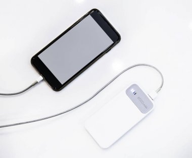 Smartphone bir güç banka kullanarak şarj ediliyor