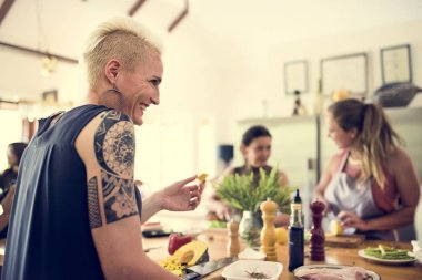 Arkadaş grubu mutfakta yemek