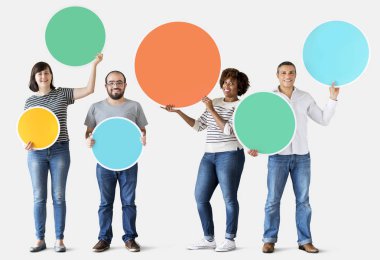 Farklı insanlar holding renkli daireler