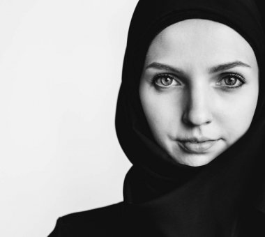 Kameraya bakarak islam kadın portre 