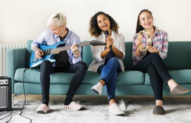 Bir grup insan müzik simgeleri zevk