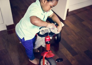 Siyah çocuk Bisiklet unwrapping