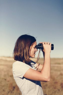 Gezgin kadın kullanarak dürbün