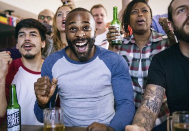 Arkadaşlar, spor bar birlikte tezahürat 