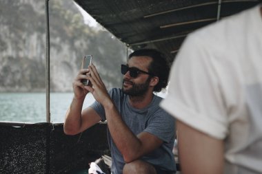 Bir fotoğrafta bir tekne turizm