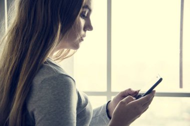 telefonla mesajlaşma kadın manifatura 