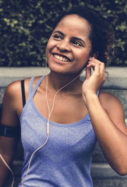 Teknoloji kullanırken egzersiz sağlıklı kadın