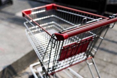 Dışarıda boş alışveriş arabası yaptı
