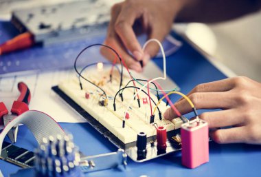 Breadboard üzerinde çalışan eller closeup