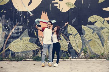 Şirin çift selfie açık havada alarak