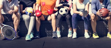 Çeşitli sporcular bir arada oturuyorlar.