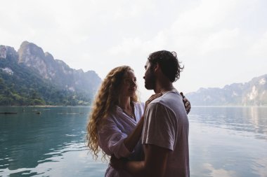 Seven çift romantik bir an olması