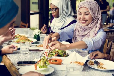 Mutluluk ile birlikte yemek islam kadın arkadaşlar 