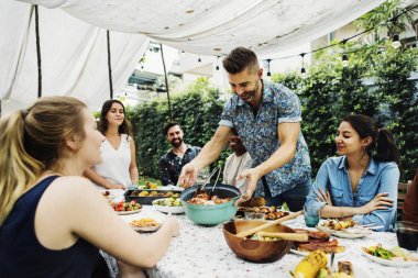 Grup çeşitli arkadaşıyla birlikte yaz eğleniyor