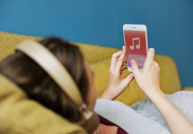kadın kanepede müzik dinlemek