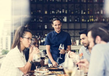 tezahürat ve kutlama genç çok ırklı arkadaşlar çubuk