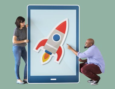 Bir tablet tutan insanların farklı Çift