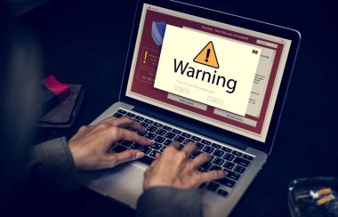 Uyarı işareti pencere pop ile laptop perde