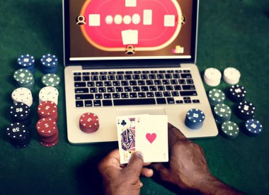 İskambil tutarak ve laptop casino kumar online oynarken el 