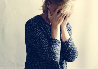 Endişeli duygu onun yüz yaşlı beyaz kadın el ile kaplı