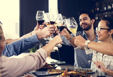 tezahürat ve kutlama genç hipster arkadaşlar