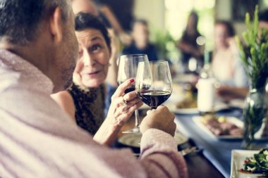 Grup çeşitli arkadaşıyla birlikte kutluyor