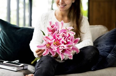Lily çiçek buketi kadınla