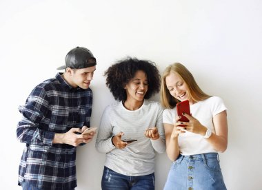 Mutlu arkadaş birlikte smartphone kullanarak sosyal medya kavramı