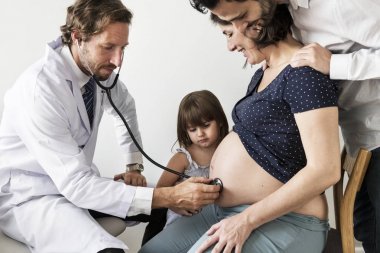 Hamile kadın doktor tarafından fetal izleme sahip