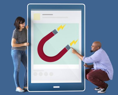 Farklı çift bir tablet grafik ile tutarak