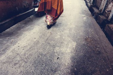 Sokakta yürürken Rajasthani kadın
