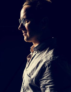 Beyaz adam gözlüklü, yüz portre yan görünüm 