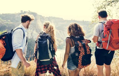 Backpackers bir macera gezisinde 