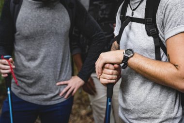 bir grup insan bir ormanda yürüyüş