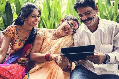 Mutlu bir Hint aile tablet kullanma 
