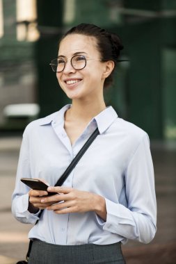 Telefonunuzun ve neşeli bir kadın 