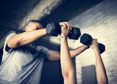 Fitness salonunda egzersiz insanlar