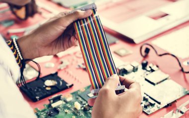 Düz kablolar kablolar bilgisayar breadboard holding eller Clsoeup 