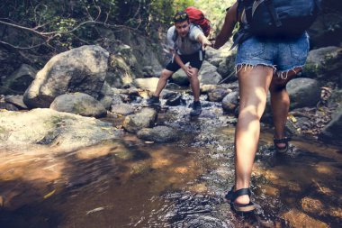 Bir macera gezisinde arkadaş grubu 