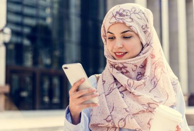 Cep telefonu kullaranarak islam kadın 