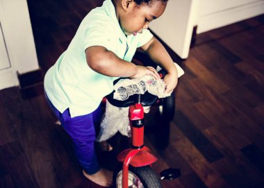 Siyah çocuk Bisiklet unwrapping