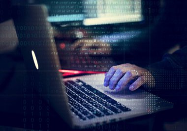 Kadın el laptop klavye üzerinde çalışma yakın çekim