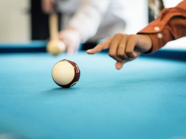 Mutlu arkadaş playig havuzu birlikte