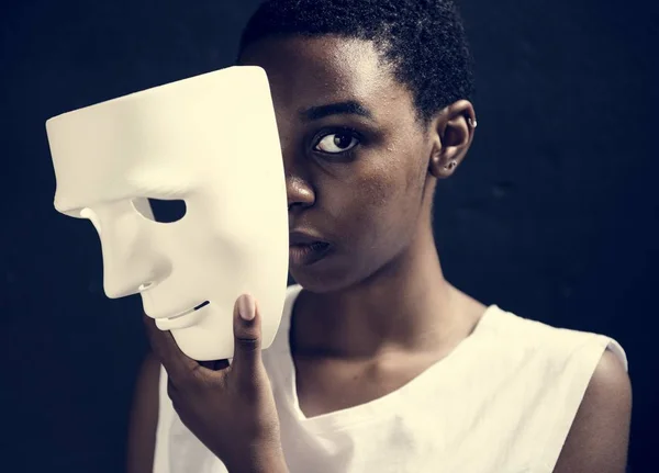 Africano Mulher Segurando Máscara Branca — Fotografia de Stock