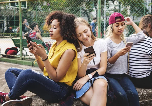 Junge Erwachsene Freunde Nutzen Gemeinsam Smartphones Freien Jugendkulturkonzept — Stockfoto