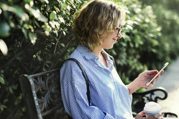 Femme Caucasienne Avec Smartphone — Photo