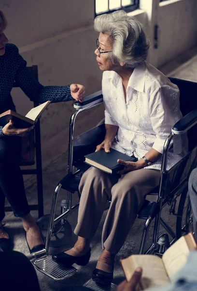 Gruppo Cristiani Persone Che Leggono Insieme Bibbia — Foto Stock