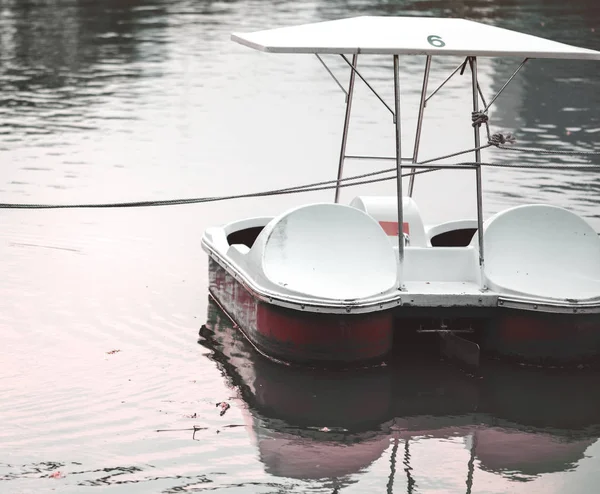 暗い湖で手こぎボート — ストック写真